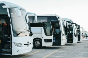 Los autobuses de más de 30 plazas caen casi un 18% en abril pese a la estabilidad de los microbuses